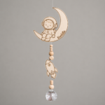 Sonnenfänger aus Holz mit Glaskristall und Anhänger - Motiv Astronaut