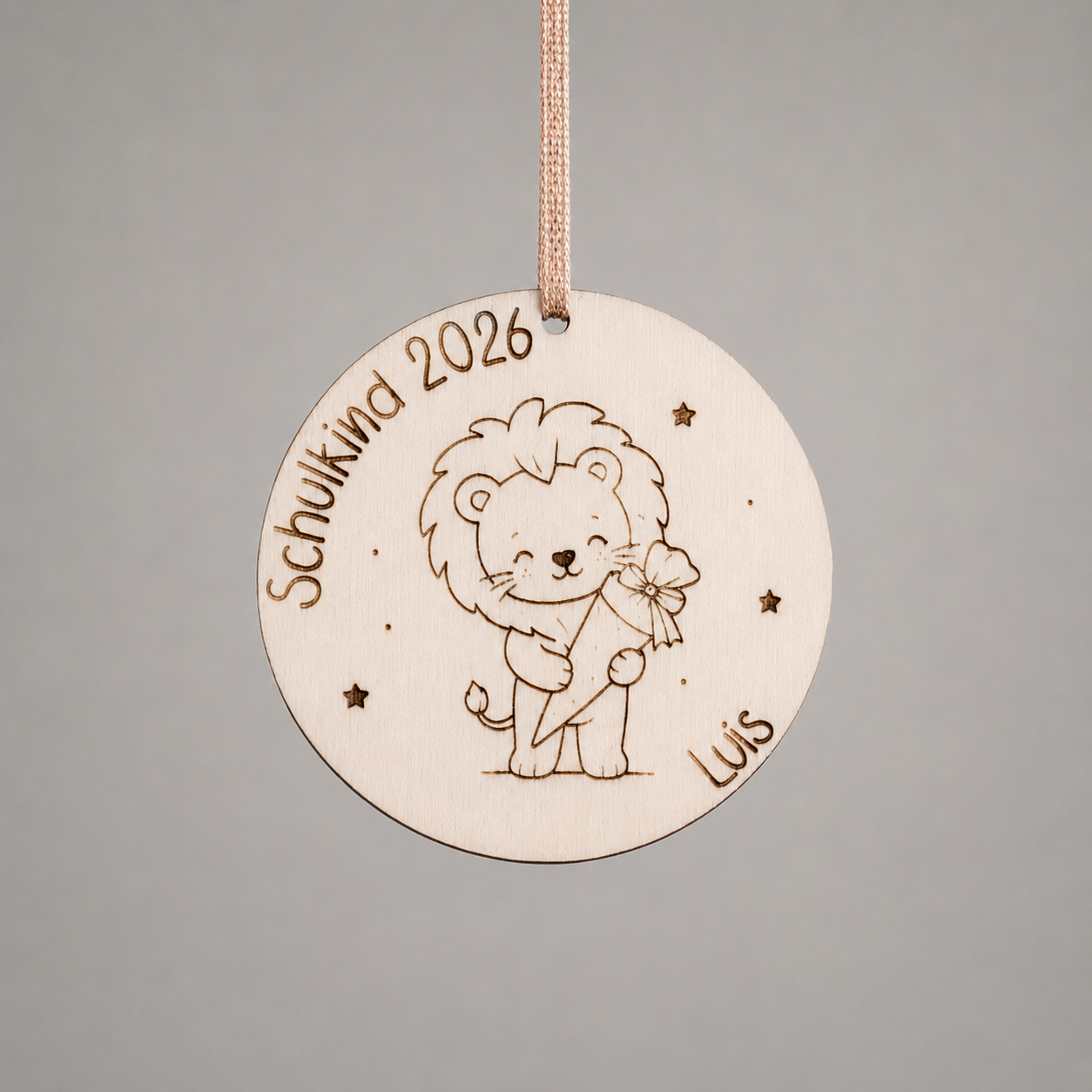 Schultütenanhaenger_Löwe Personalisierter Schultütenanhänger für Einschulung aus Holz (Löwe) – Bild 1